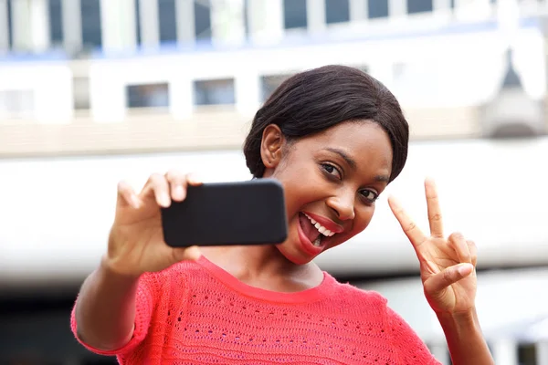 Close Retrato Feliz Jovem Negra Tomando Selfie Com Sinal Mão — Fotografia de Stock