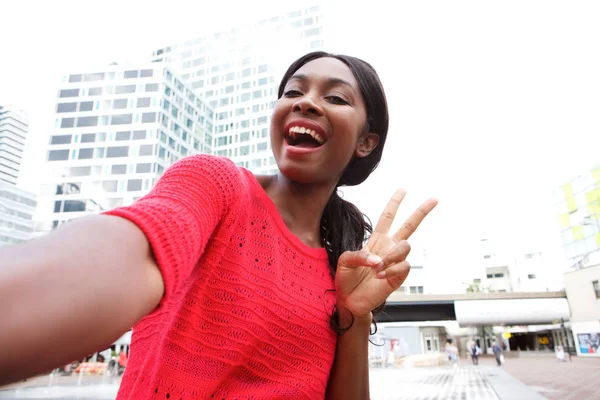 Portrait Jeune Femme Afro Américaine Joyeuse Prenant Selfie Dans Ville — Photo