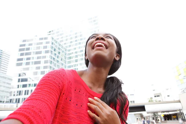 Retrato Alegre Jovem Negra Tomando Selfie Cidade Rindo — Fotografia de Stock