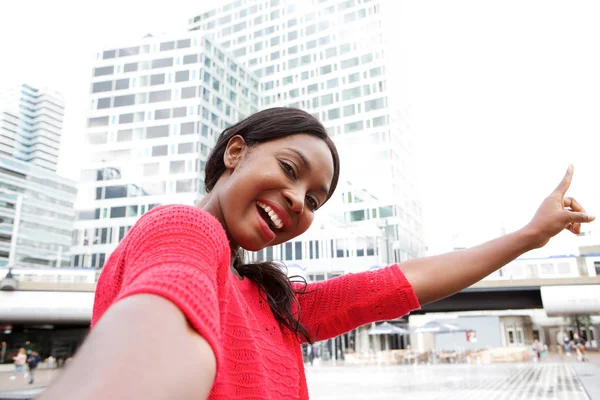Retrato Una Joven Negra Feliz Tomando Selfie Ciudad Señalando Edificios —  Fotos de Stock