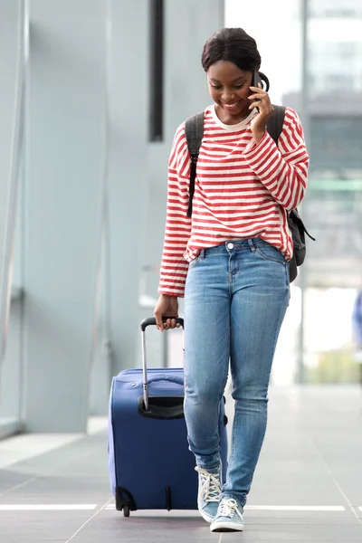 Retrato Larga Duración Una Joven Viajera Caminando Terminal Del Aeropuerto — Foto de Stock