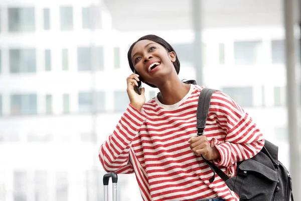 Retrato Alegre Joven Afroamericana Esperando Aeropuerto Con Teléfono Móvil Bolsas — Foto de Stock