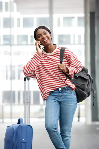 Portret Van Gelukkige Jonge Afrikaanse Amerikaanse Vrouw Station Praten Mobiele — Stockfoto
