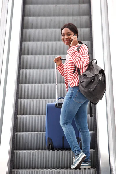 Retrato Una Joven Mujer Negra Escalera Mecánica Con Teléfono Móvil — Foto de Stock