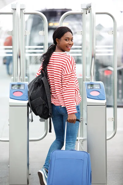 Retrato Por Trás Uma Jovem Mulher Viagem Andando Com Mala — Fotografia de Stock