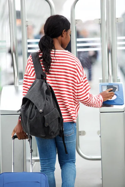 Retrato Por Trás Uma Jovem Mulher Viajando Pelo Portão Catraca — Fotografia de Stock