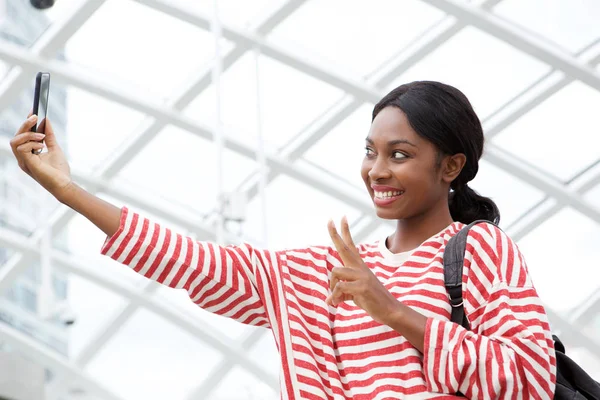 Retrato Lateral Mulher Americana Africana Feliz Tomando Selfie Com Telefone — Fotografia de Stock