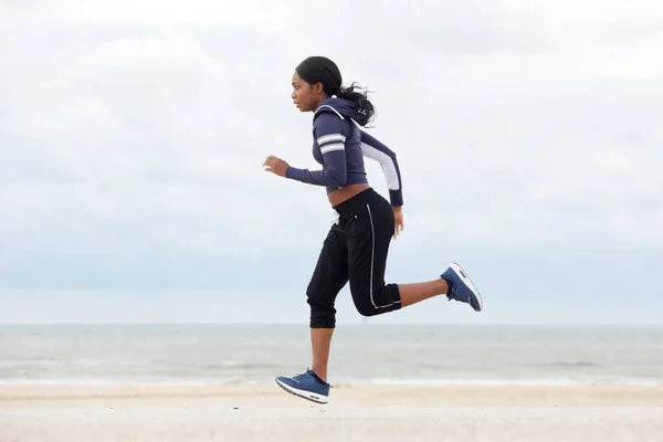 Retrato Lateral Una Joven Afroamericana Sana Corriendo Por Playa — Foto de Stock