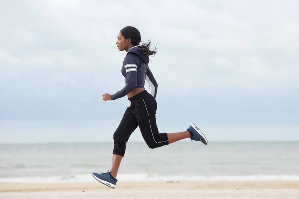 Full Body Side Portrait Sporty Young Black Woman Running Beach — Stock Photo, Image