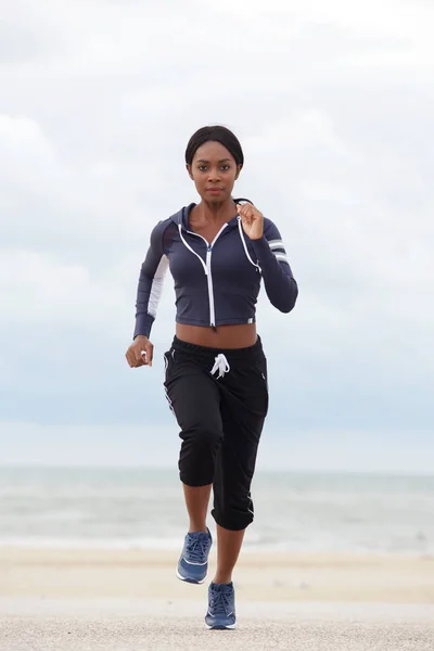 Retrato Frontal Cuerpo Completo Una Mujer Afroamericana Sana Corriendo Playa — Foto de Stock