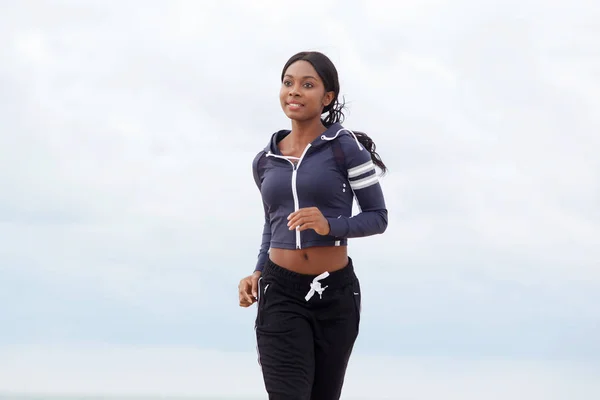健康的年轻非洲裔美国妇女的肖像跑户外 — 图库照片
