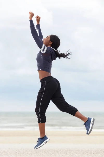 Полный Портрет Африканской Женщины Бегущей Прыгающей Поднятыми Пляже Руками — стоковое фото