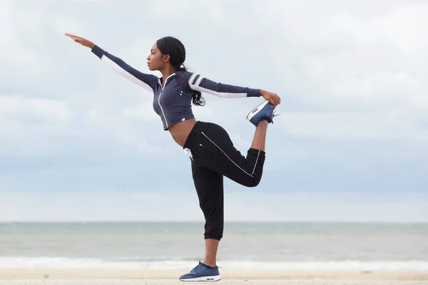 Full Body Side Portrait African American Woman Balancing One Leg — Stock Photo, Image