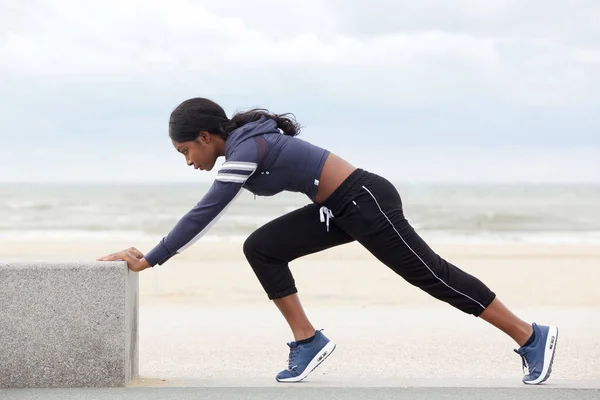 Ganzkörperporträt Einer Fitten Jungen Afrikanisch Amerikanischen Frau Die Strand Ihre — Stockfoto