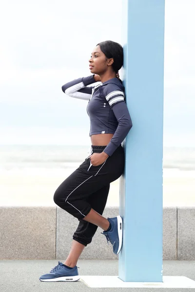 Full Length Portrait Sporty Young Black Woman Leaning Pole — Stock Photo, Image