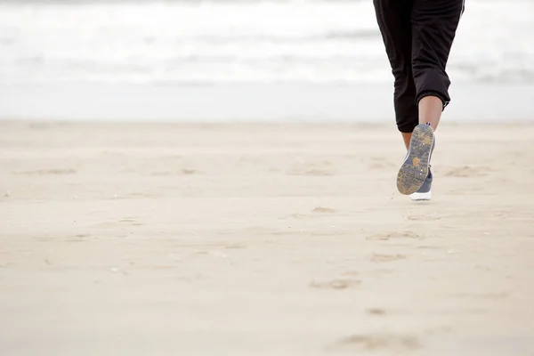 Retrato Horizontal Una Mujer Afroamericana Corriendo Playa Con Zapatos Gimnasio — Foto de Stock