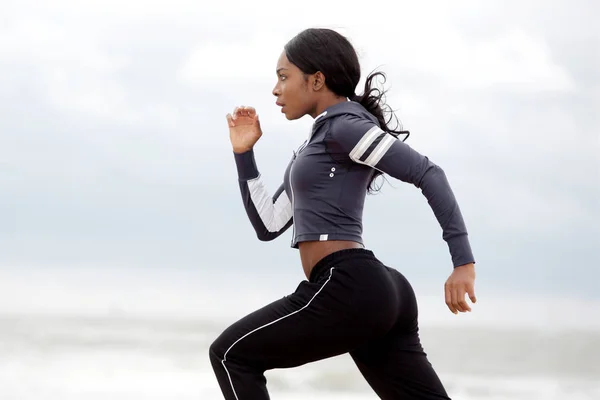 Side Portrait Sporty Young Black Woman Running — Stock Photo, Image