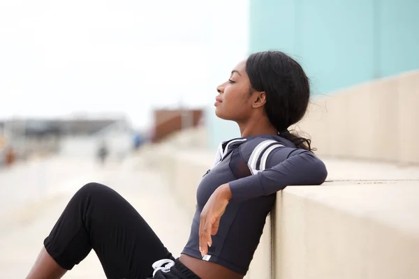 フィット若いアフリカ系アメリカ人の側の肖像スポーツ女性リラックス外 — ストック写真