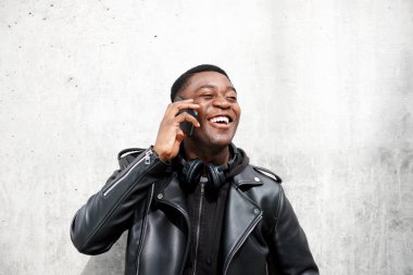 Telefonda konuşurken gülen genç siyah adam portresi