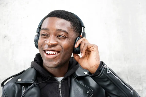 Εσωτερικη Πορτρέτο Του Χαρούμενος Νεαρός Μαύρος Άνδρας Ακούτε Μουσική Ακουστικά — Φωτογραφία Αρχείου