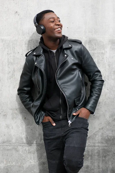 Porträt Eines Lächelnden Schwarzen Mannes Lederjacke Der Mit Kopfhörern Musik — Stockfoto
