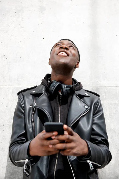 Retrato Joven Negro Feliz Sosteniendo Teléfono Celular Mirando Hacia Arriba — Foto de Stock