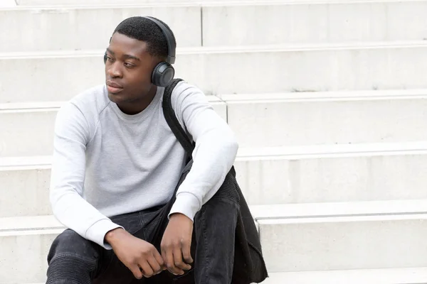 Портрет Крутого Молодого Африканского Американца Сидящего Ступеньках Слушающего Музыку Наушниках — стоковое фото