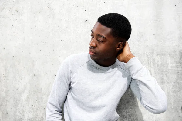 Retrato Joven Afroamericano Fresco Posando Con Mano Detrás Cabeza — Foto de Stock