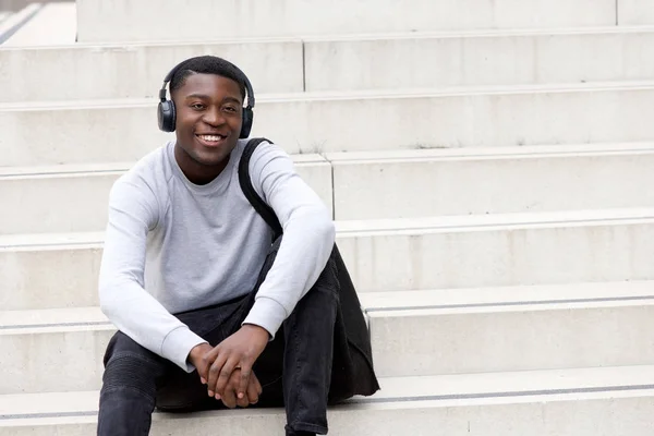 Retrato Joven Africano Feliz Sentado Los Escalones Escuchando Música Con — Foto de Stock