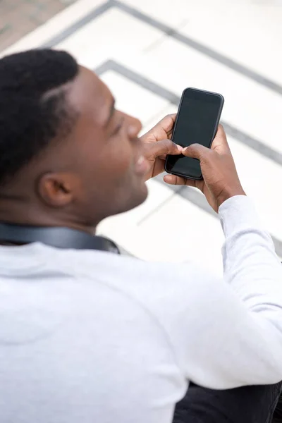 Stående Bakifrån Ung Svart Man Håller Mobiltelefon — Stockfoto