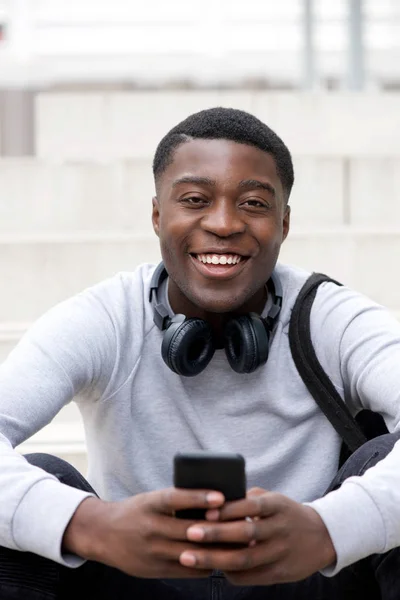 Portret Fajny Młody Czarny Człowiek Uśmiechnięty Telefon Słuchawki — Zdjęcie stockowe