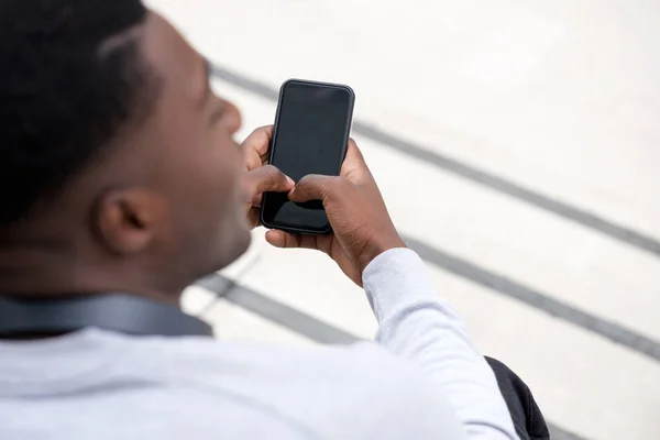 Närbild Porträtt Bakifrån Ung Svart Man Håller Smarta Telefonen — Stockfoto