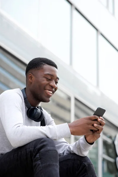 Ritratto Canzone Sorridente Uomo Afroamericano Seduto Fuori Con Cellulare — Foto Stock