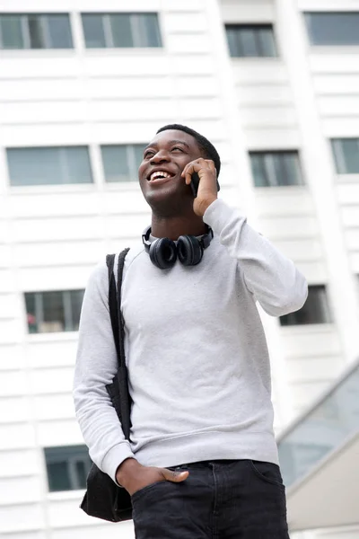 Retrato Joven Afroamericano Feliz Hablando Por Teléfono Celular Afuera — Foto de Stock