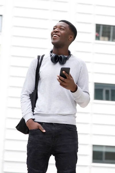 Retrato Joven Afroamericano Feliz Con Bolsa Teléfono Celular Afuera — Foto de Stock