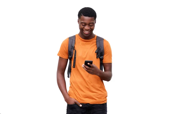 孤立した白い背景に 携帯電話を見て笑顔の若いアフリカ系アメリカ人の肖像画 — ストック写真