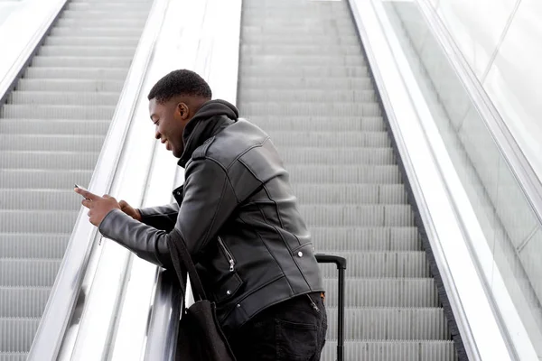 Retrato Joven Negro Fresco Viajando Con Teléfono Móvil Bolsa Escalera —  Fotos de Stock