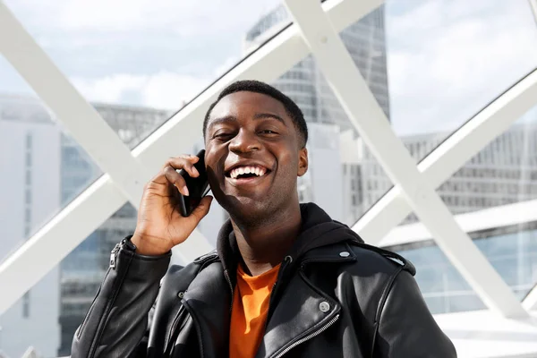 Retrato Cerca Del Hombre Afroamericano Feliz Con Teléfono Celular Ciudad — Foto de Stock
