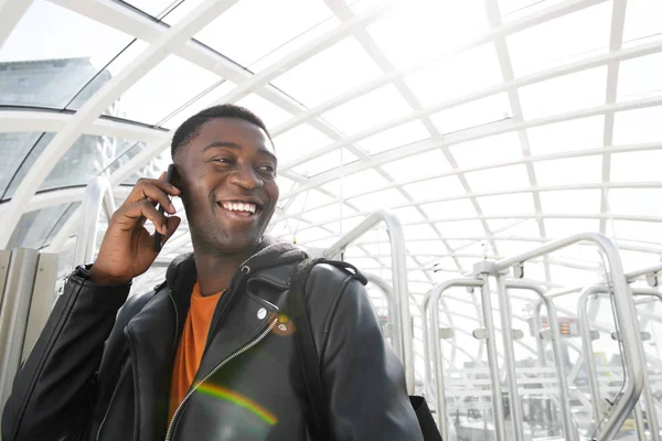 Primer Plano Retrato Hombre Afroamericano Sonriente Con Chaqueta Cuero Hablando — Foto de Stock