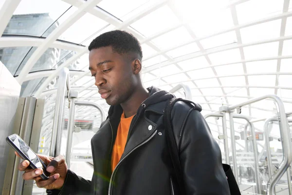 Porträtt Unga Afroamerikanska Man Tittar Mobil Station — Stockfoto