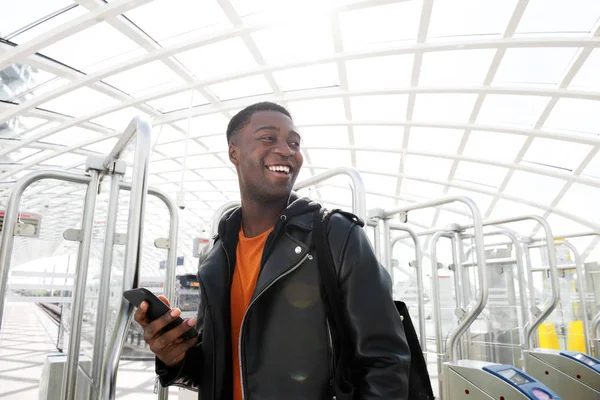 Ritratto Giovane Afroamericano Sorridente Con Cellulare Alla Stazione — Foto Stock