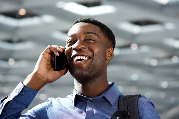 Retrato Cerca Del Empresario Afroamericano Feliz Con Teléfono Celular Ciudad — Foto de Stock