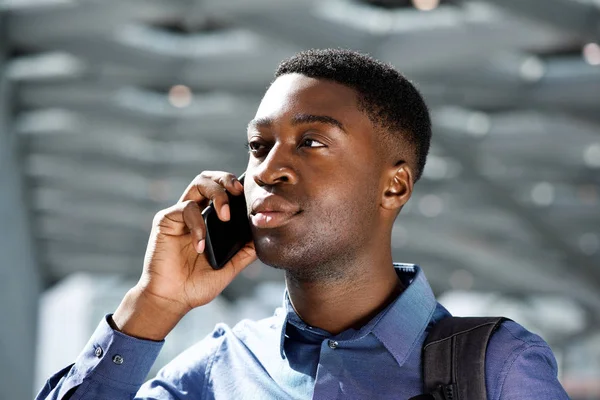 近距离拍摄年轻的非洲裔美国商人在手机上交谈的肖像 — 图库照片