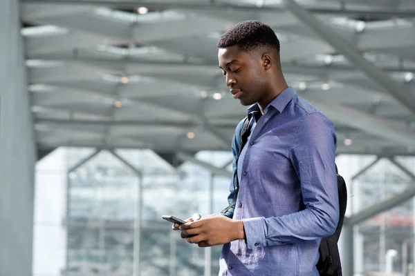 Sida Porträtt Afroamerikanska Ung Man Tittar Mobiltelefon — Stockfoto