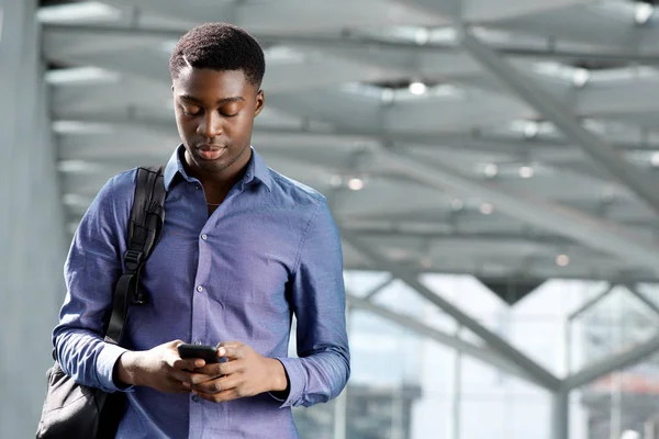 Porträtt Unga Afrikanska Amerikansk Affärsman Med Väska Tittar Mobiltelefon — Stockfoto