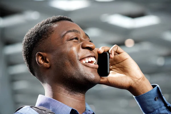 Sida Porträtt Unga Afroamerikanska Man Talar Mobiltelefon Och Skrattar — Stockfoto