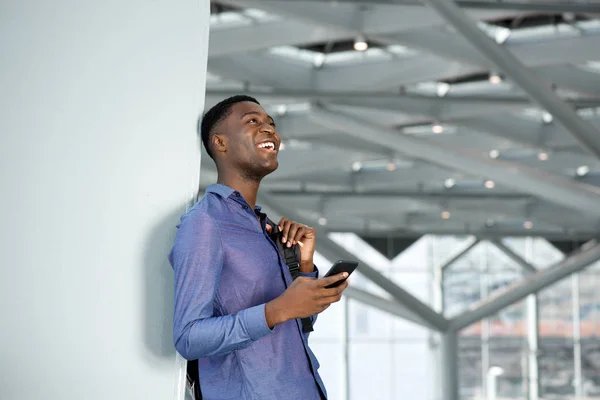 Kant Portret Van Gelukkig Afrikaanse Man Houden Van Mobiele Telefoon — Stockfoto