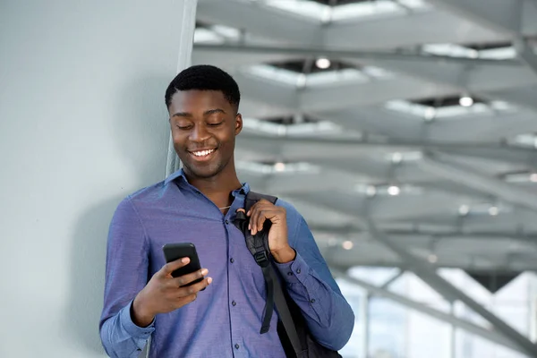 Portret Van Jonge Man Glimlachen Kijken Naar Slimme Telefoon — Stockfoto