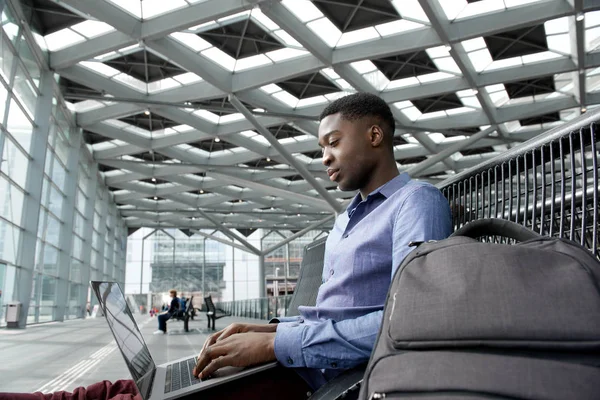 Retrato Lateral Del Hombre Negocios Afroamericano Sentado Estación Con Computadora — Foto de Stock