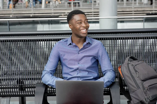 Retrato Del Joven Empresario Afroamericano Feliz Sentado Banco Con Ordenador — Foto de Stock